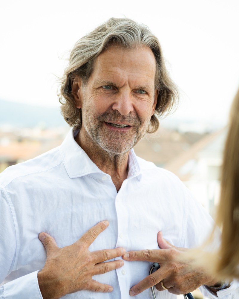 Dr. med. Stefan Wehrle im Gespräch mit einer Patientin
